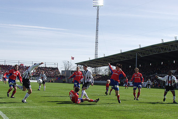Knappt 20 minuter är spelade när Danijel Milovanovic trycker in sitt första av tre mål den härliga aprildag.