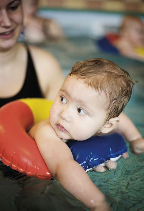 Under hösten startar nya kurser i babylek på Karlslundsbadet.