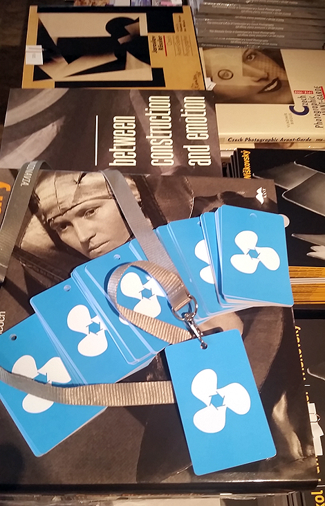 Med det blå festivalpasset runt halsen så har man fri entré till fotofestivalens utställningar.