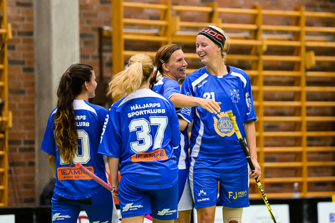 Erica Johansson, längst till höger, efter ett av sina mål i matchen mot Helsingborg. Foto: Ulf Bjarke - Foto261.se