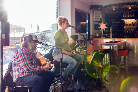 Musikunderhållning i baren på Pumphuset.