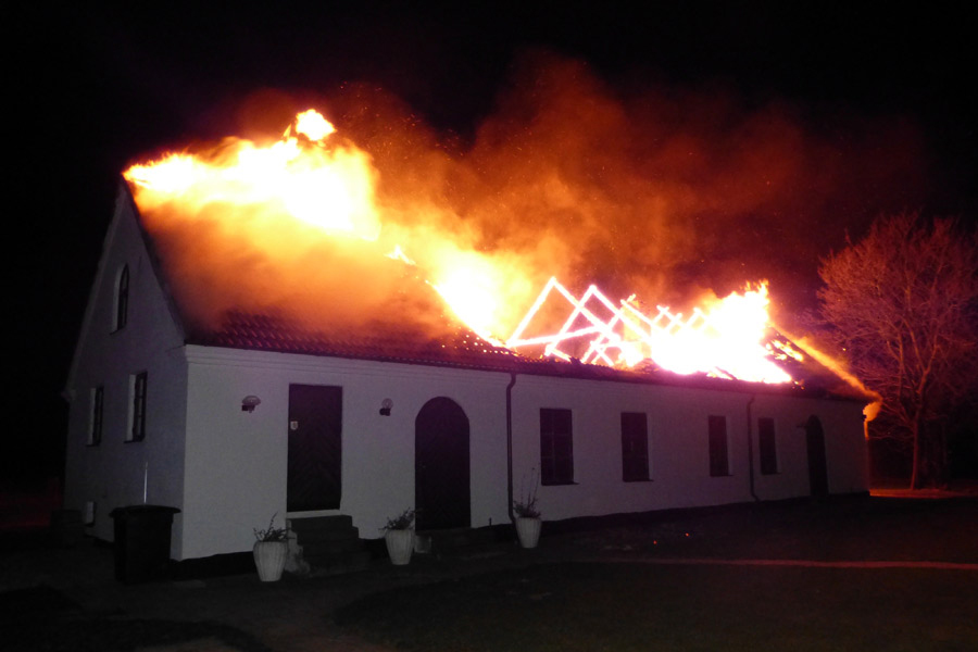 Natten till måndagen förstördes klubbstugan på Viarps flygplats i en brand.