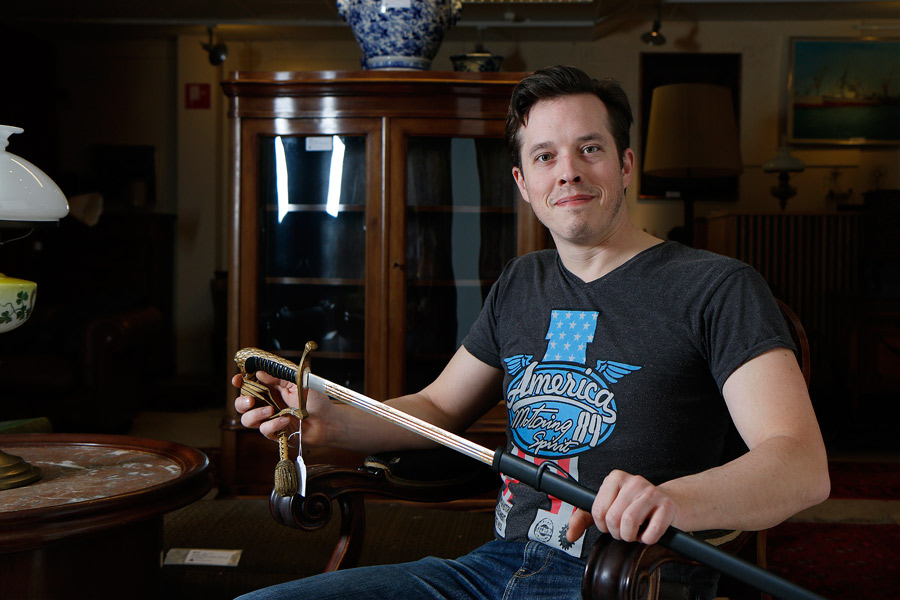 Joakim Karlsson visar upp en sabel i fantastiskt skick, som kommer att auktioneras ut på tisdag.