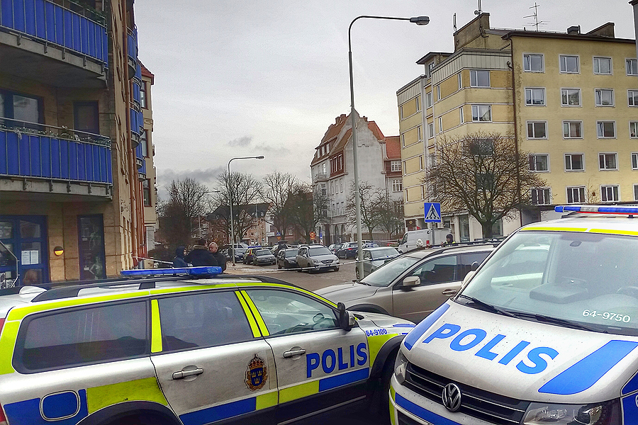 Skolallén spärrades av vid lunchtid på tisdagen. Detta sedan en man skottskadats i båda benen.