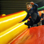 Puls Arena var på torsdagen full av såväl uppblåsbara hoppborgar som 450 svettiga och glada barn som hoppade och studsade i dessa.