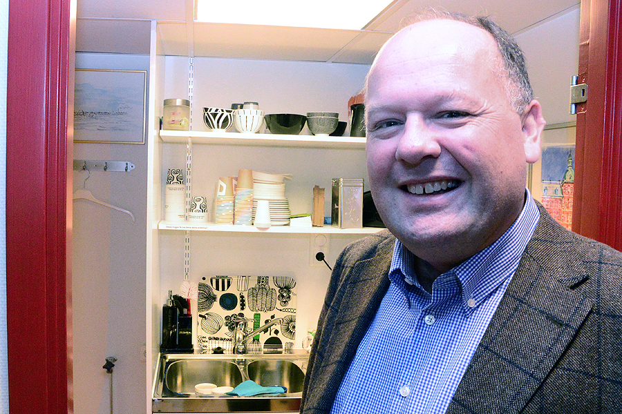 Torkild Strandberg (L) ställer frågor till Jonas Esbjörnsson (S).