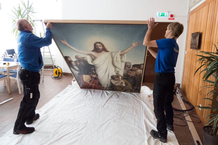 Altartavlan packas upp av Göran och Simon från TransArt
