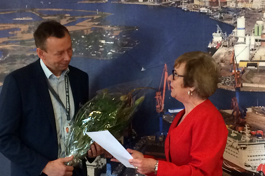 Jonas Hansson får veta av kommunfullmäktiges ordförande Gunlög Stenfelt att han senare i år kommer att tilldelas Landskrona stads hedersmedalj.