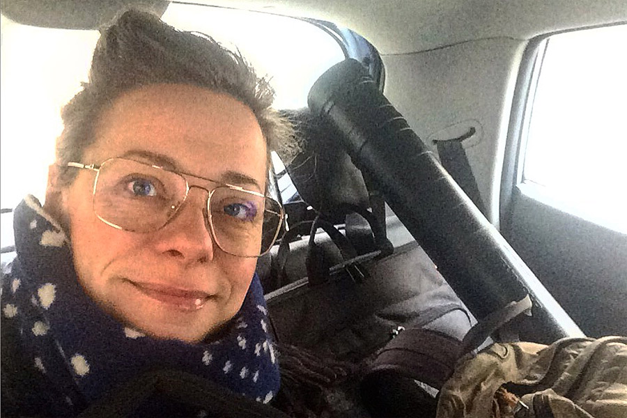 Lina Nyberg i en fullpackad turnébil på väg söderut för att bland annat spela i Landskrona. Foto: selfie