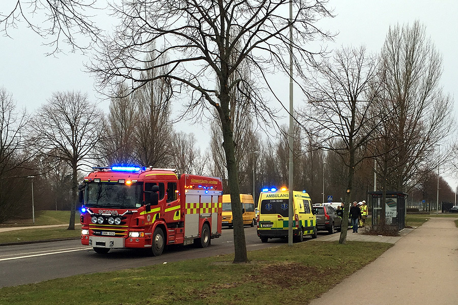En person fick föras till sjukhus efter en trafikolycka vid rondellen Hälsingbogsvägen/Ringvägen på torsdagsmorgonen. Foto: Kurt Hultqvist