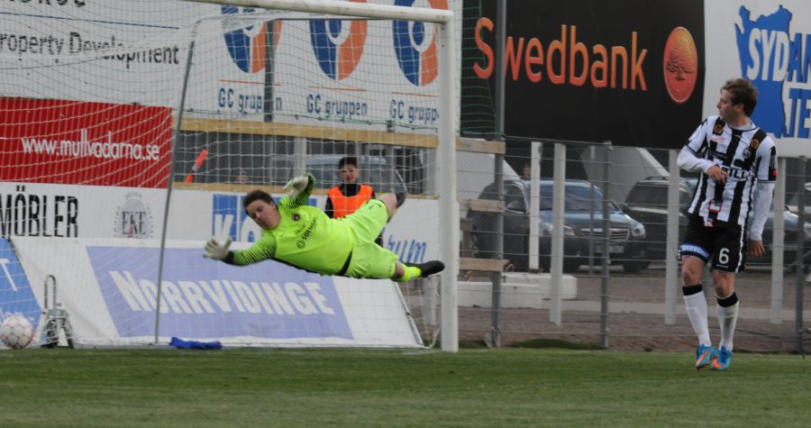 Philip Andersson styr bollen i mål och hinner att fira nätkänningen innan han ser linjemannens flagga för offside.