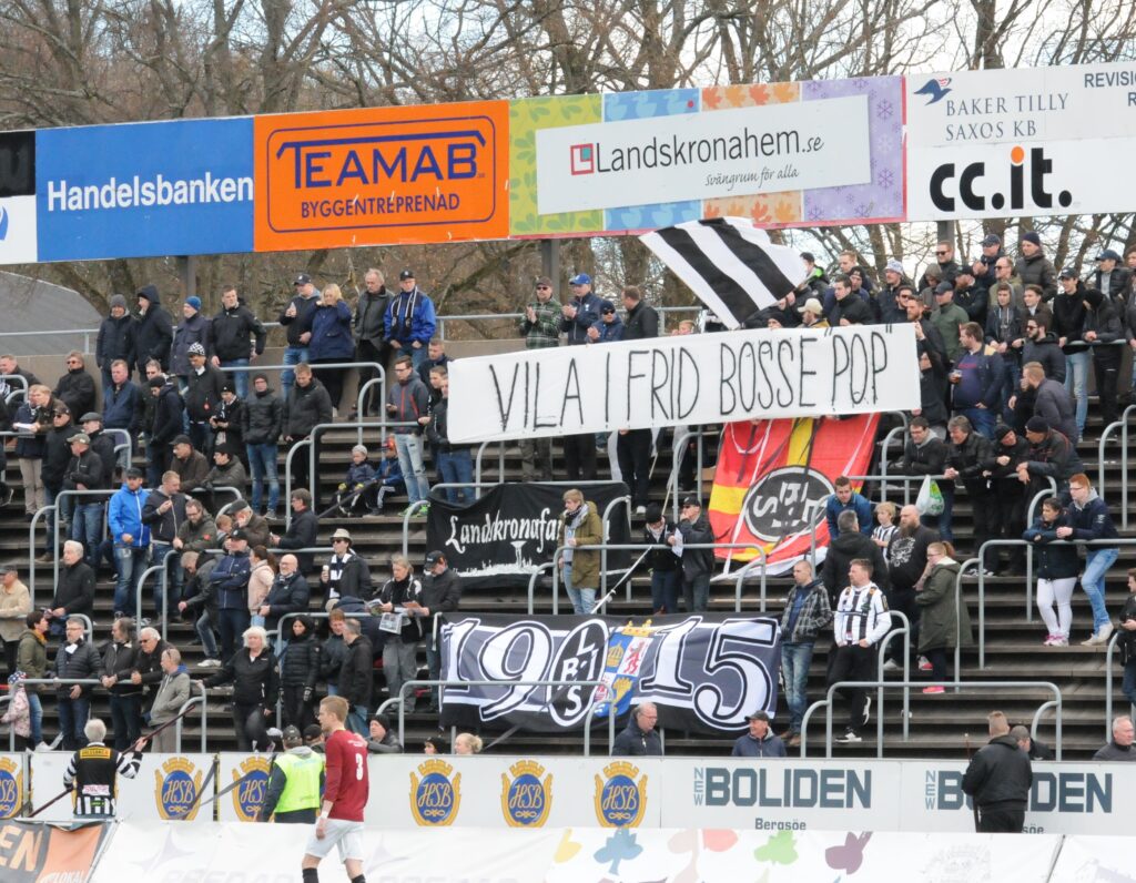 Klacken hyllade nyligen bortgångne supportern Bosse "Pop" Cronsell innan matchen.
