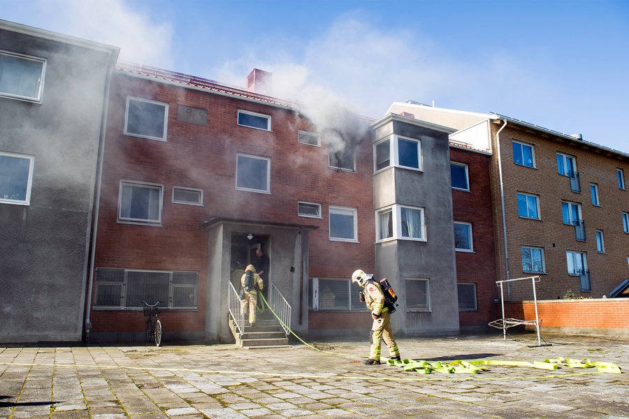 En kvinna fick föras till sjukhus efter en brand i en lägenhet på Öster.