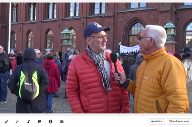 Filmaren Sven Pettersson var på plats på Rådhustorget under måndagens demonstration mot Landskronahems försäljning av Sandvången och Pilängen.