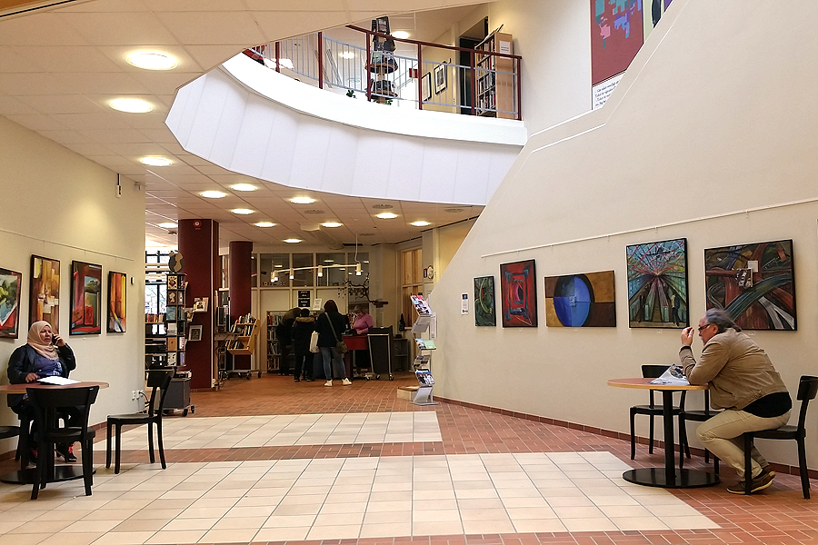 Målningar av Elisabeth Salomonsson hänger under april månad på  stadsbiblioteks konstvägg.