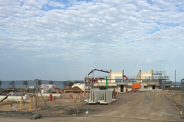 Första väggarna uppe på Strandbyn. Foto: Kurt Hultqvist.