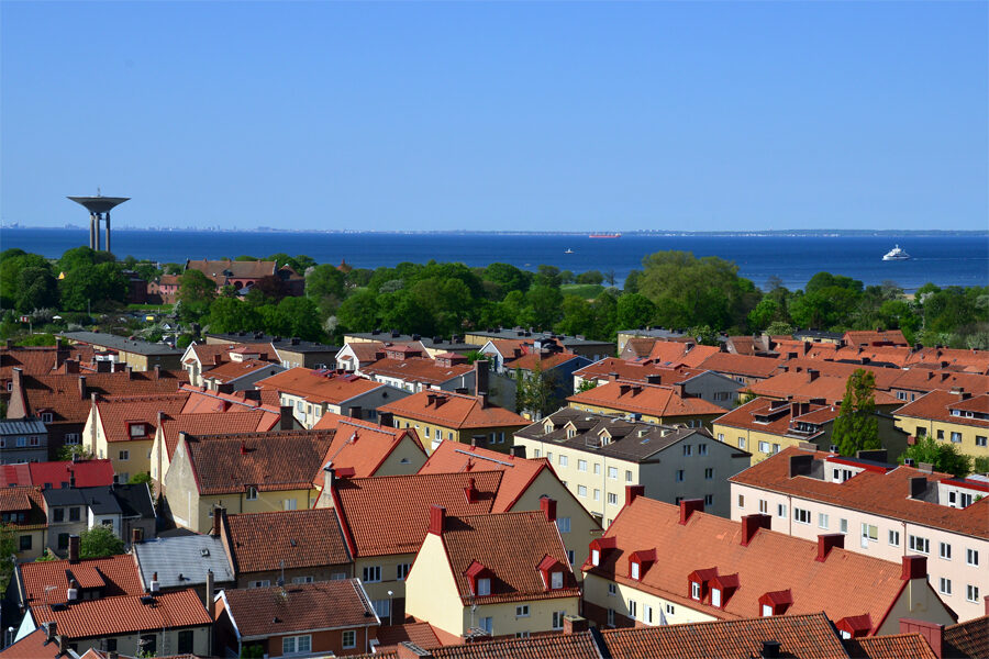 De röda hustaken, de gröna parkerna och sundets blå vatten, en tavla att njuta från de nya bostäderna.