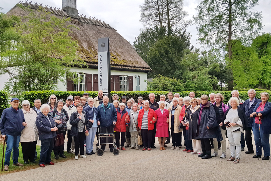 Resenärerna samlade framför Café Havehuset. Foto: Per Månsson