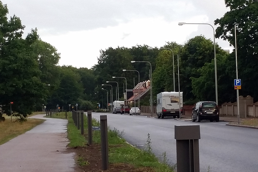 Vid cykelbanan har det påbörjats att sätta upp en lägre punktbelysning.