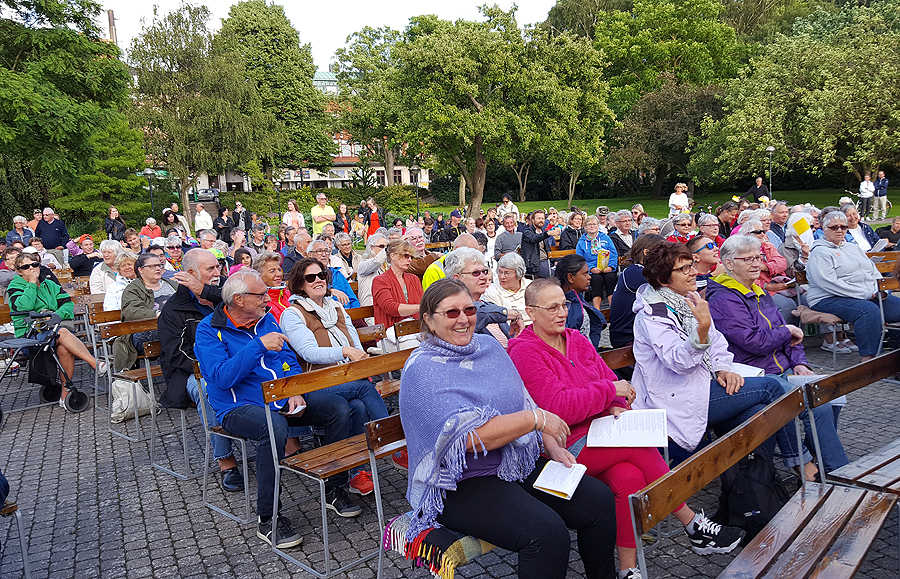 Trogen publik var på plats vid årets första allsångskväll. Foto: Sven Pettersson.