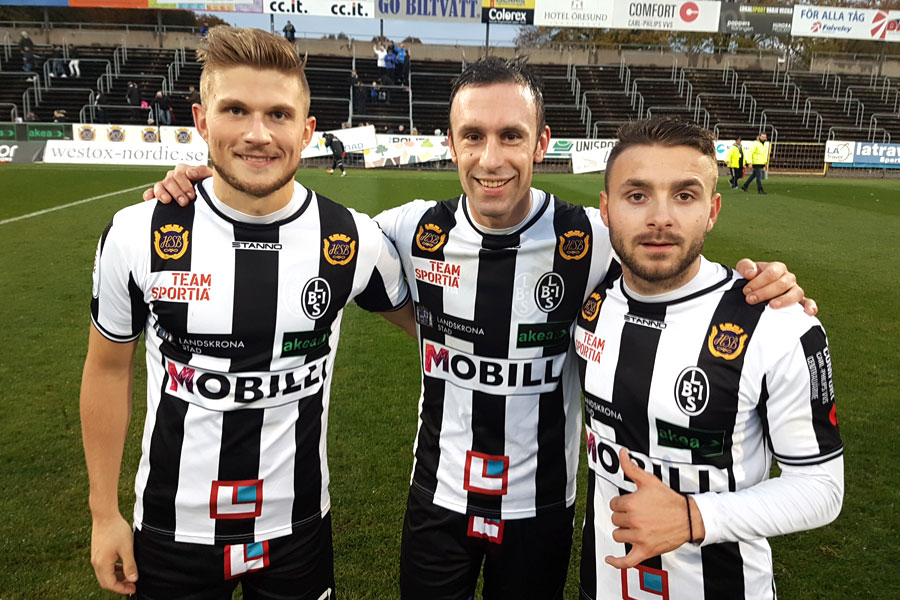 Rade Prica flankeras av Erik Pärsson och Filip Pivkovski, de tre målgörarna i matchen mot Oddevold.