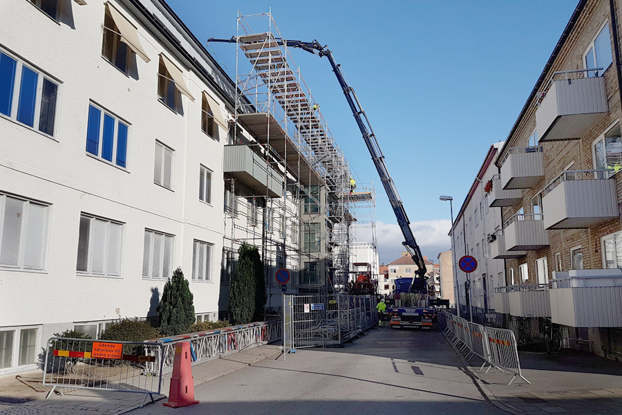 Under några timmar på onsdagen var det omöjligt att köra på Engelbrektsgatan då en kranbil lyfte upp ställningar på taket.