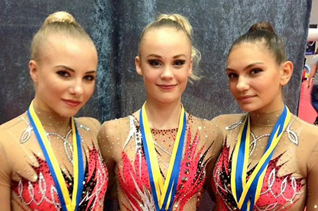 Wilma Mårtensson, Meja Engdahl Petersson och Doruntina Goxhuli tog guldmedaljer vid årets sista regionstävling i rytmisk gymnastik. Foto: Privat