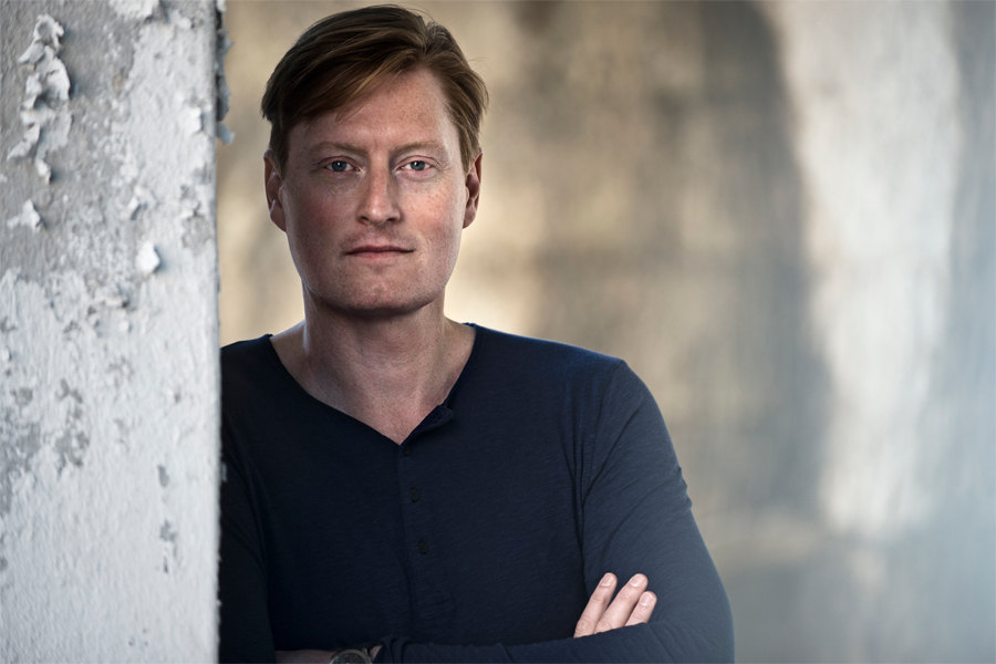 Billesholms bördige deckare- och spänningsförfattaren Anders de la Motte kommer till Landskrona stadsbibliotek den 22 november.