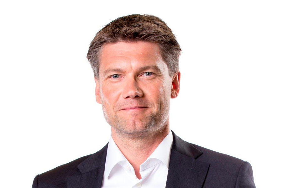Fredrik Erlandsson  har erfarenhet från företagsledande roller inom flera branscher i Sverige och internationellt, såväl som mångårigt politiskt engagemang för Moderaterna i Malmö stad såväl som i Bryssel. Han bor i Landskrona sedan 2011.
