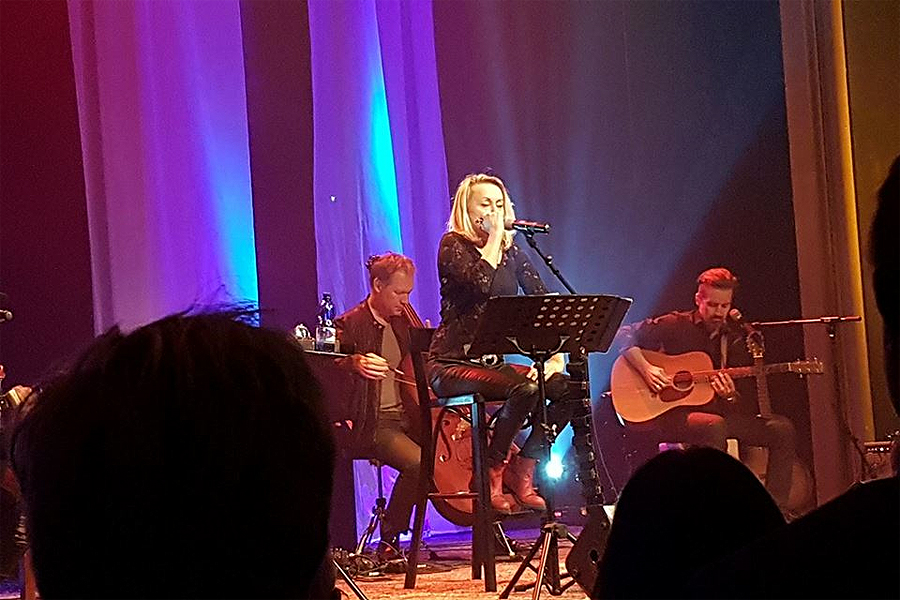 Louise Hoffsten spelar munspel med känsla.