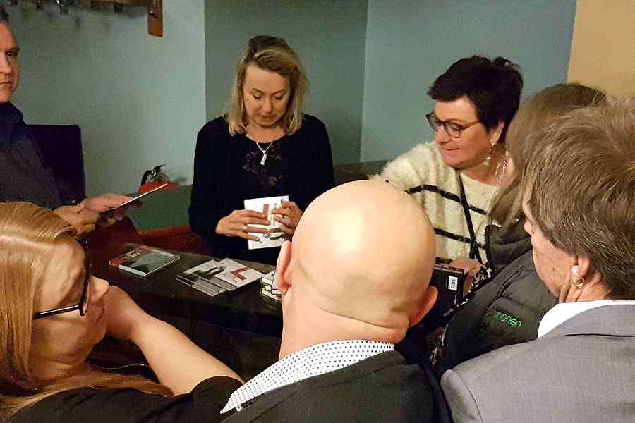 Många vill köpa Lousie Hoffstens senaste album L. - L:et står för mycket, bland annat Louise, 50 och kvinna, berättade hon. Även hennes bok - En näve grus, var eftertraktad.