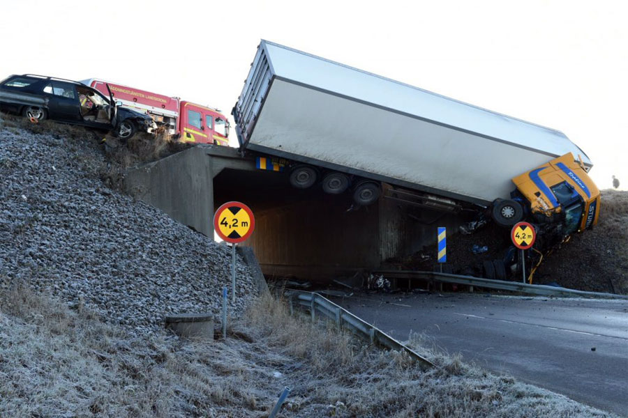 Det var dramatiska scener som utspelade sig vid Tullstorpsbron på lördagsmorgonen. Foto: André Tajti, AT-Foto.se