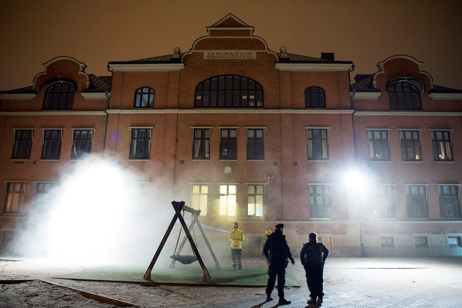 På nyårsnatten fick räddningstjänsten rycka ut till Seminarieskolan efter att någon skjutit in fyrverkerier i byggnaden. Foto: André Tajti, AT-Foto.se