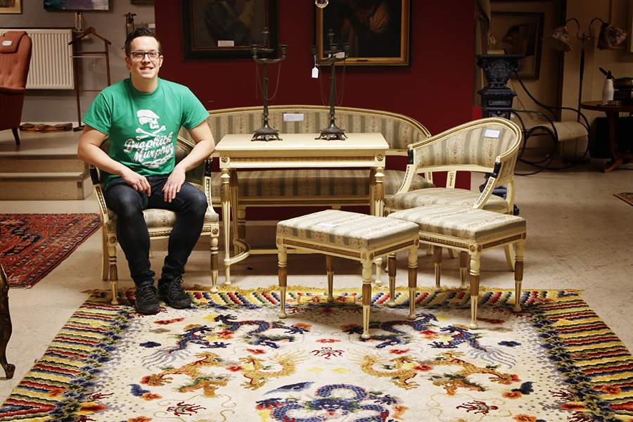 Gustavianska möbler och en kinesisk matta är bara några av många spännande rop på tisdagens onlineauktion.