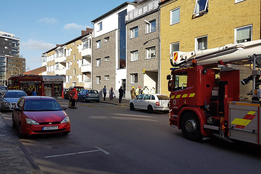 Det var i ett gårdshus på Suellsgatan som en brand uppstod i ett kök.