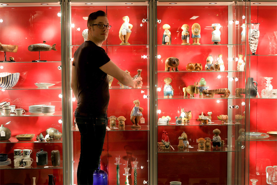 Joakim Karlsson på Skånes Auktionsverk förbereder inför måndagens visning.